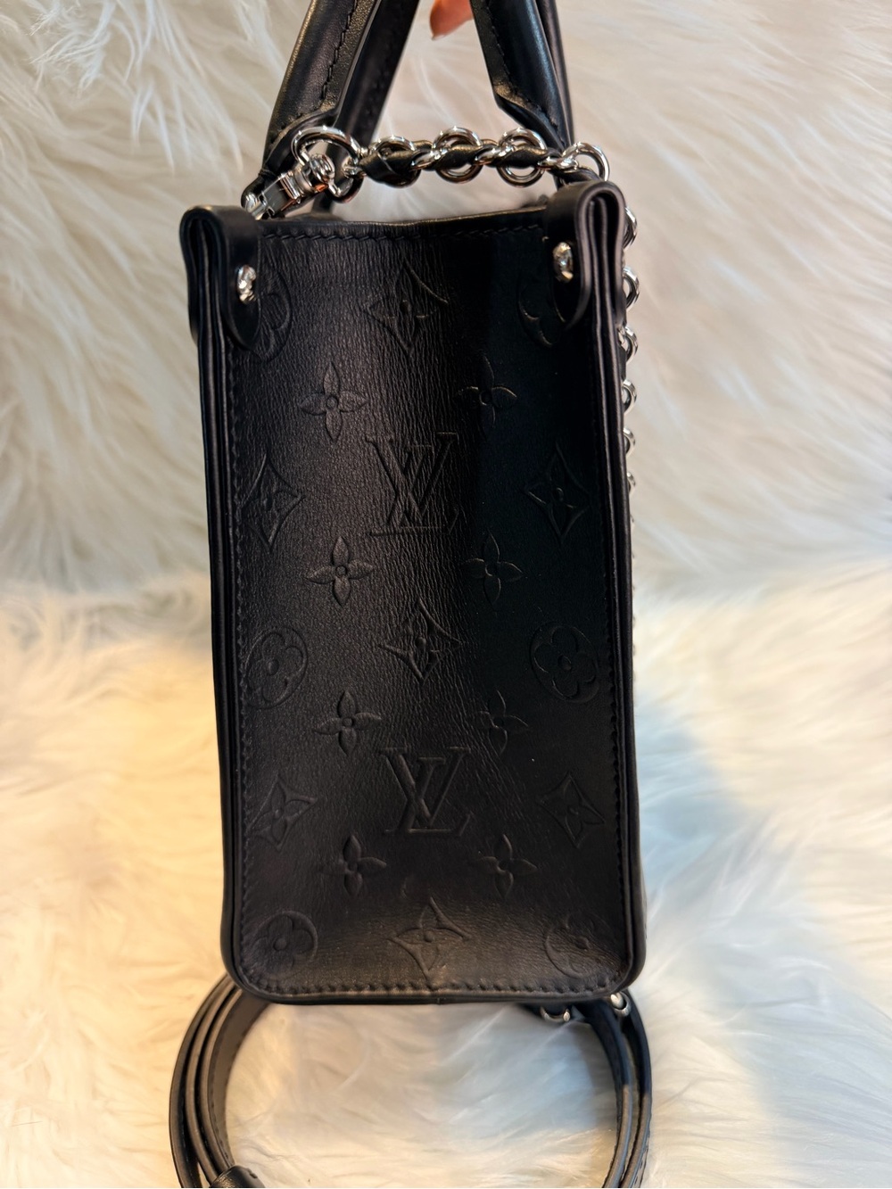 Louis Vuitton Black Leather Monogram Embossed On The Go PM with 2 straps - Picture 4 of 16